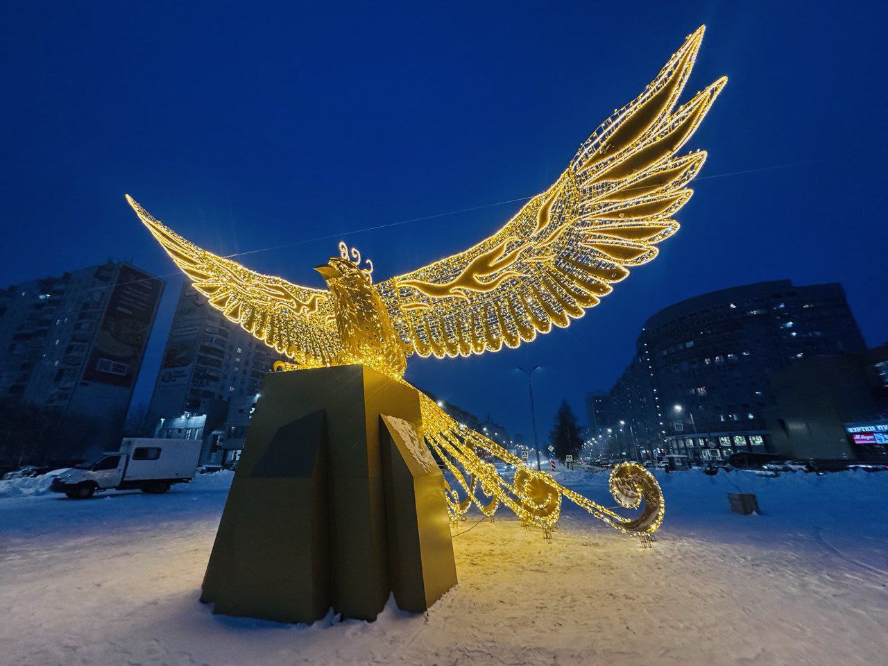 В Нижневартовске продолжается новогоднее оформление улично-дорожной сети города, а также центральных площадок проведения праздника В Нижневартовске продолжается новогоднее оформление улично-дорожной сети города, а также центральных площадок проведения праздника