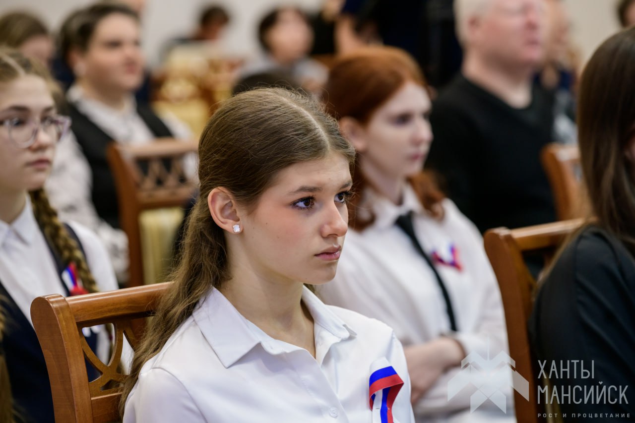 Будущее нашей страны. В окружной столице состоялась торжественная церемония вручения паспортов в рамках Всероссийской программы «Мы – граждане России» Будущее нашей страны. В окружной столице состоялась торжественная церемония вручения паспортов в рамках Всероссийской программы «Мы – граждане России»