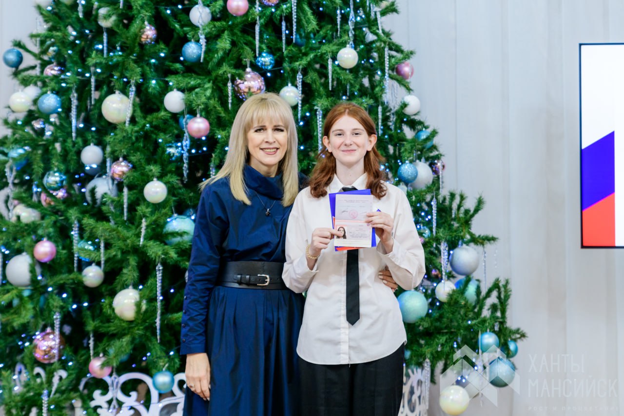 Будущее нашей страны. В окружной столице состоялась торжественная церемония вручения паспортов в рамках Всероссийской программы «Мы – граждане России» Будущее нашей страны. В окружной столице состоялась торжественная церемония вручения паспортов в рамках Всероссийской программы «Мы – граждане России»