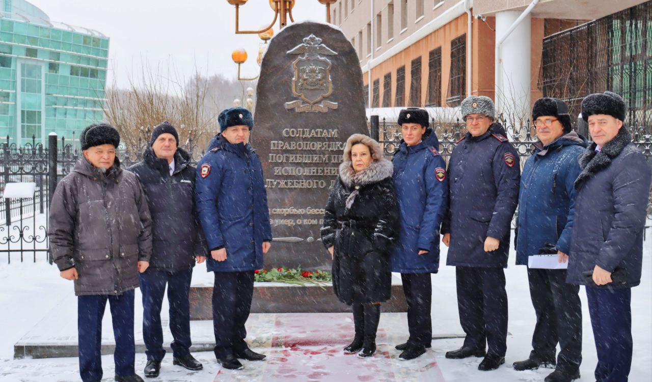 В Югре полицейские почтили память погибших в Чечне В Югре полицейские почтили память погибших в Чечне