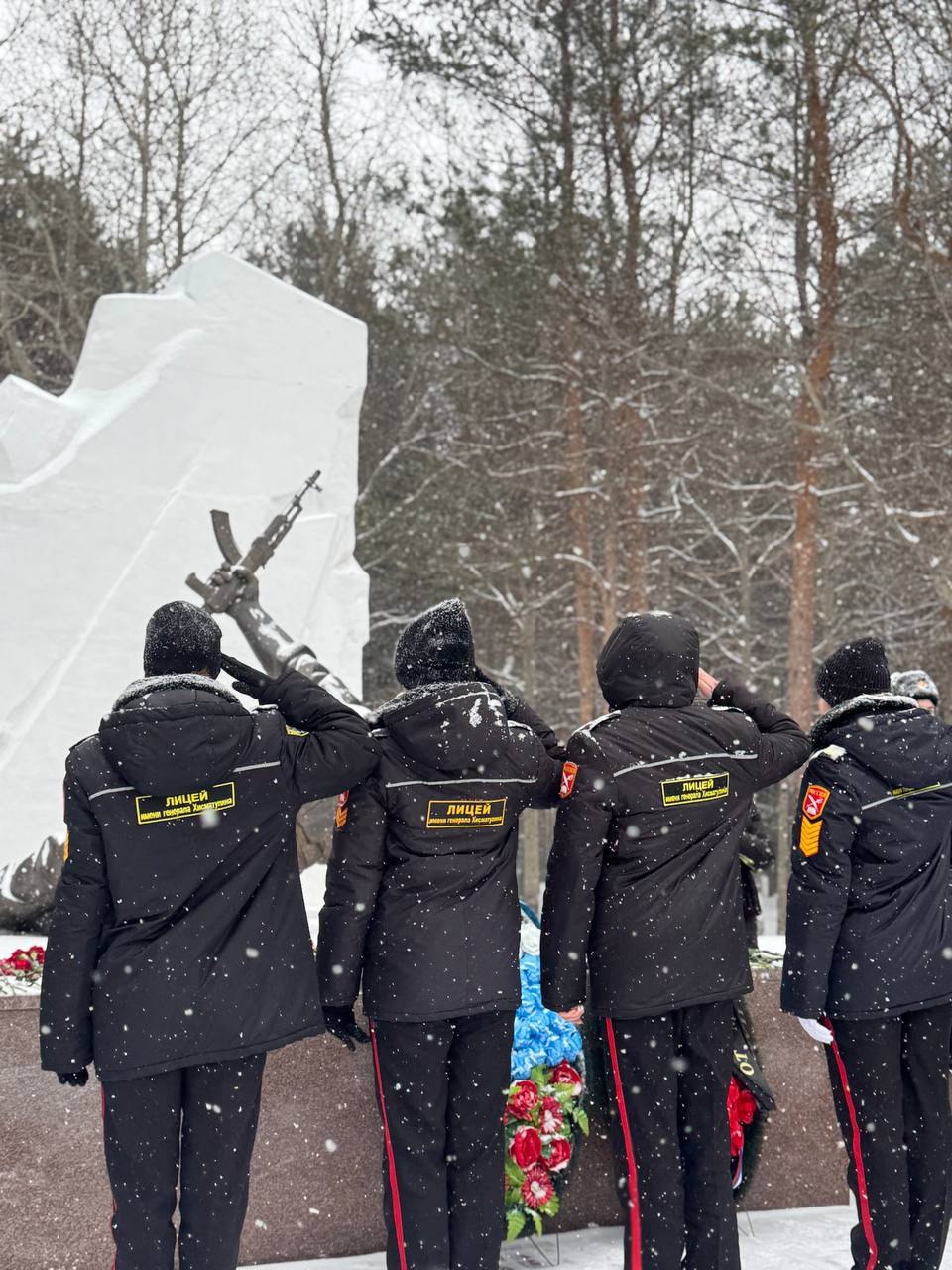 В Сургуте отдали дань памяти погибшим при исполнении воинского и служебного долга на Северном Кавказе В Сургуте отдали дань памяти погибшим при исполнении воинского и служебного долга на Северном Кавказе