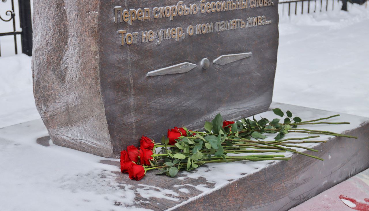 В Югре полицейские почтили память погибших в Чечне В Югре полицейские почтили память погибших в Чечне