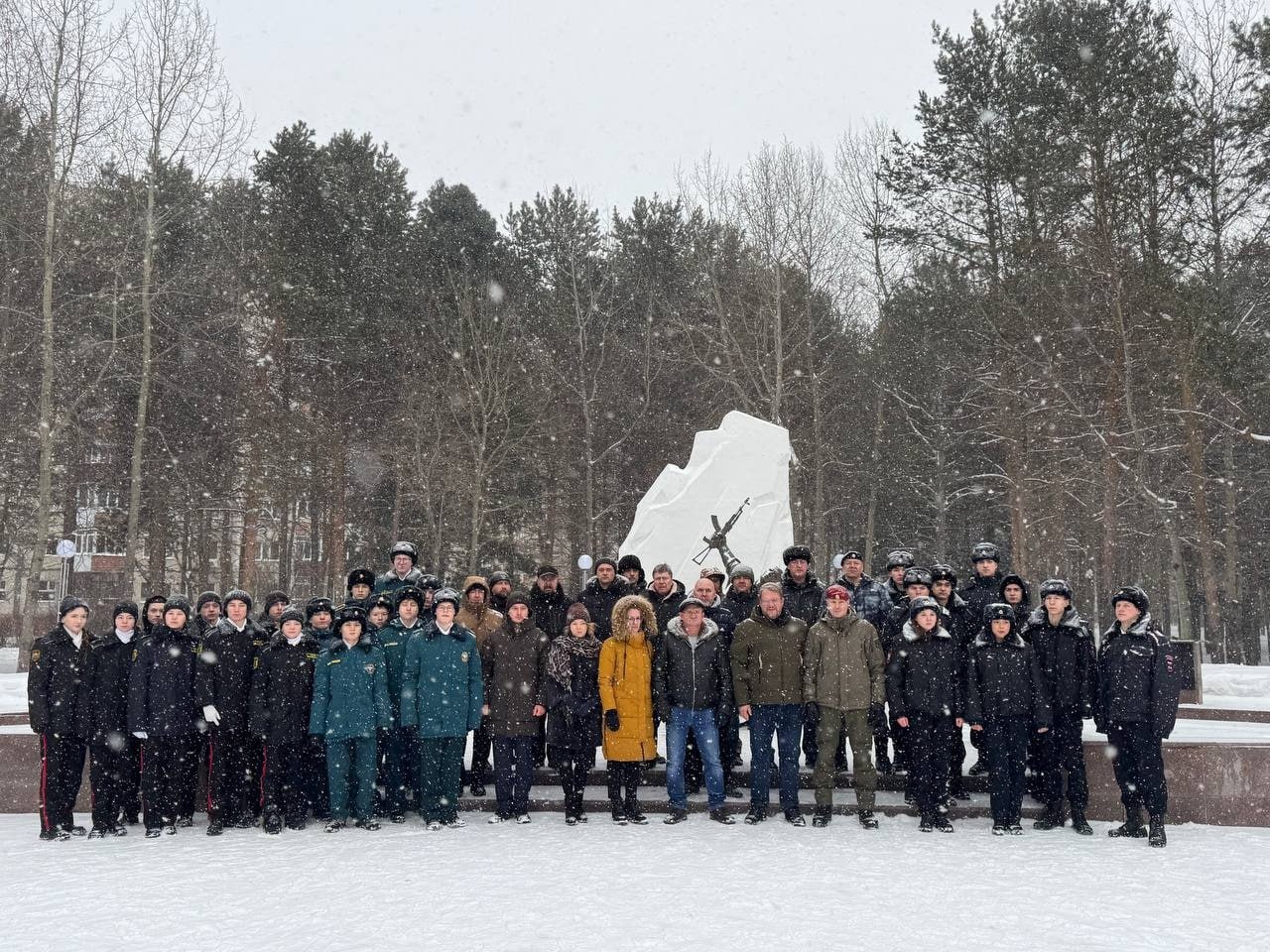 В Сургуте отдали дань памяти погибшим при исполнении воинского и служебного долга на Северном Кавказе В Сургуте отдали дань памяти погибшим при исполнении воинского и служебного долга на Северном Кавказе