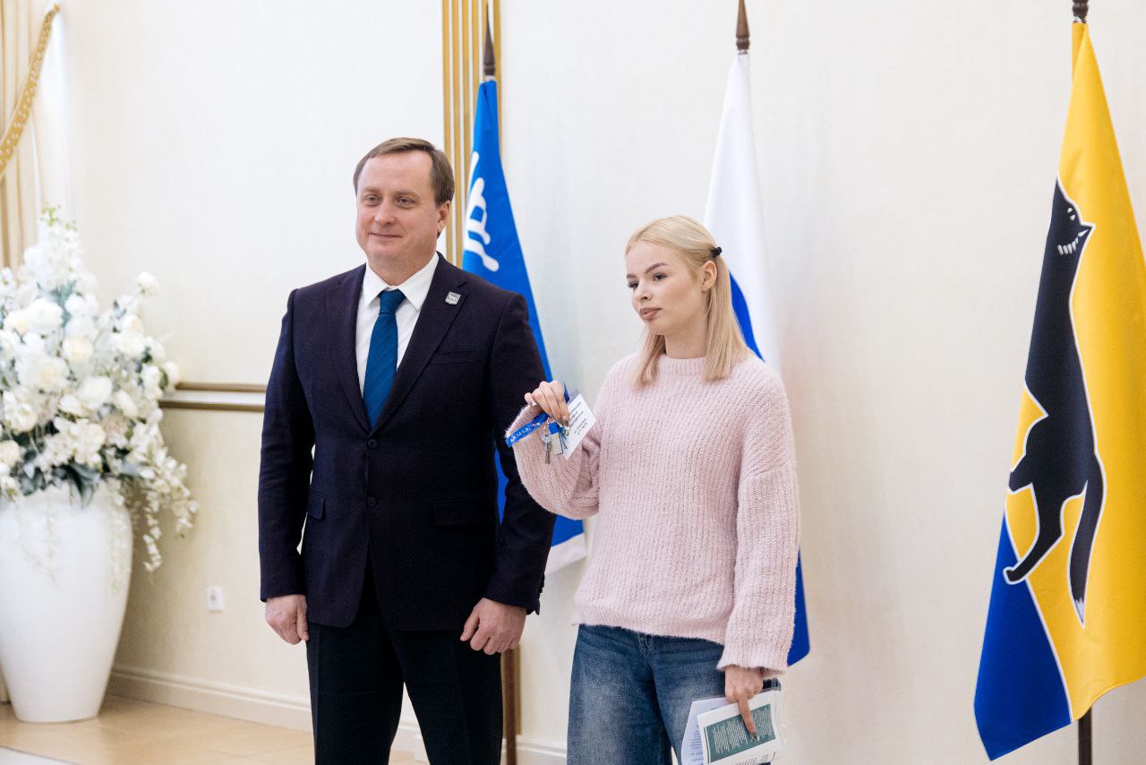 К 95-летию Югры ключи от новых квартир в Сургуте получили 30 сирот и детей без попечения родителей К 95-летию Югры ключи от новых квартир в Сургуте получили 30 сирот и детей без попечения родителей