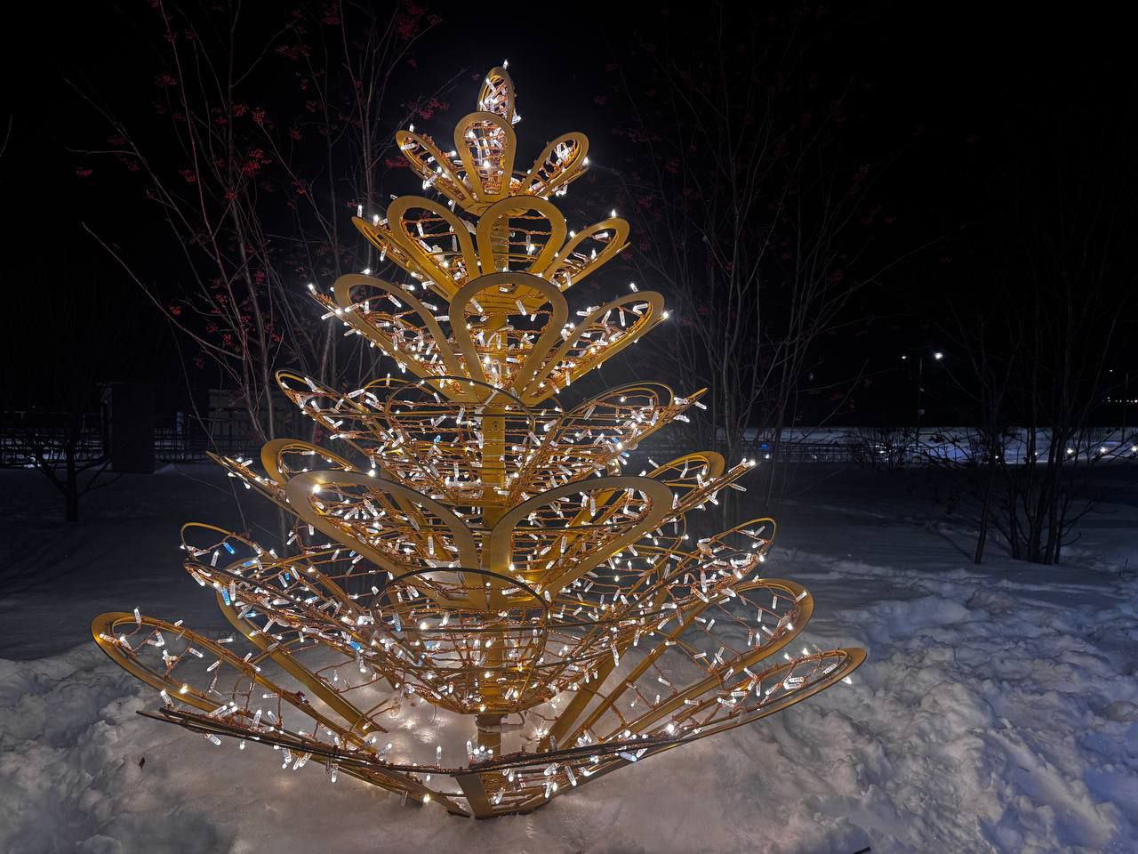 В Нижневартовске продолжается новогоднее оформление улично-дорожной сети города, а также центральных площадок проведения праздника В Нижневартовске продолжается новогоднее оформление улично-дорожной сети города, а также центральных площадок проведения праздника