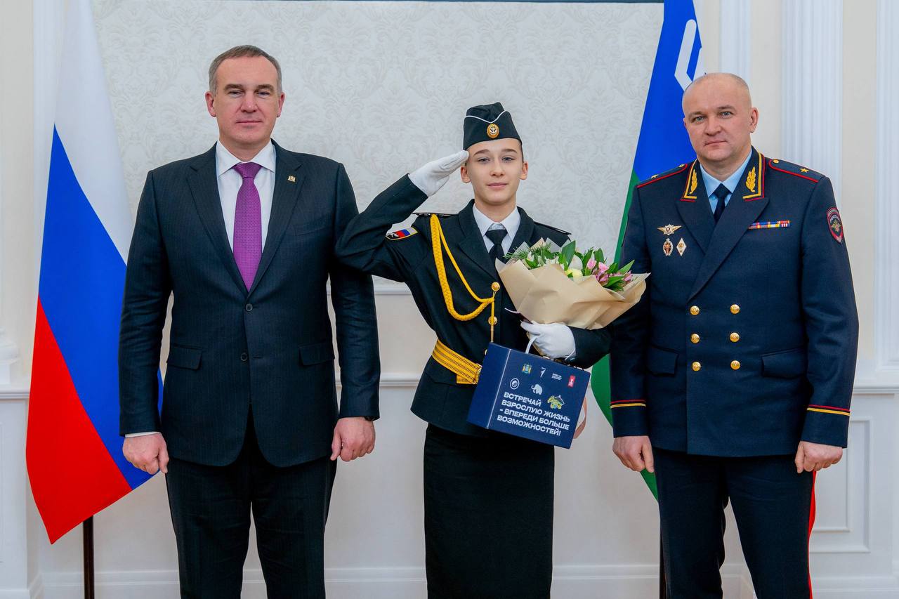 Губернатор ХМАО в преддверии Дня Конституции вручил паспорта школьникам Губернатор ХМАО в преддверии Дня Конституции вручил паспорта школьникам