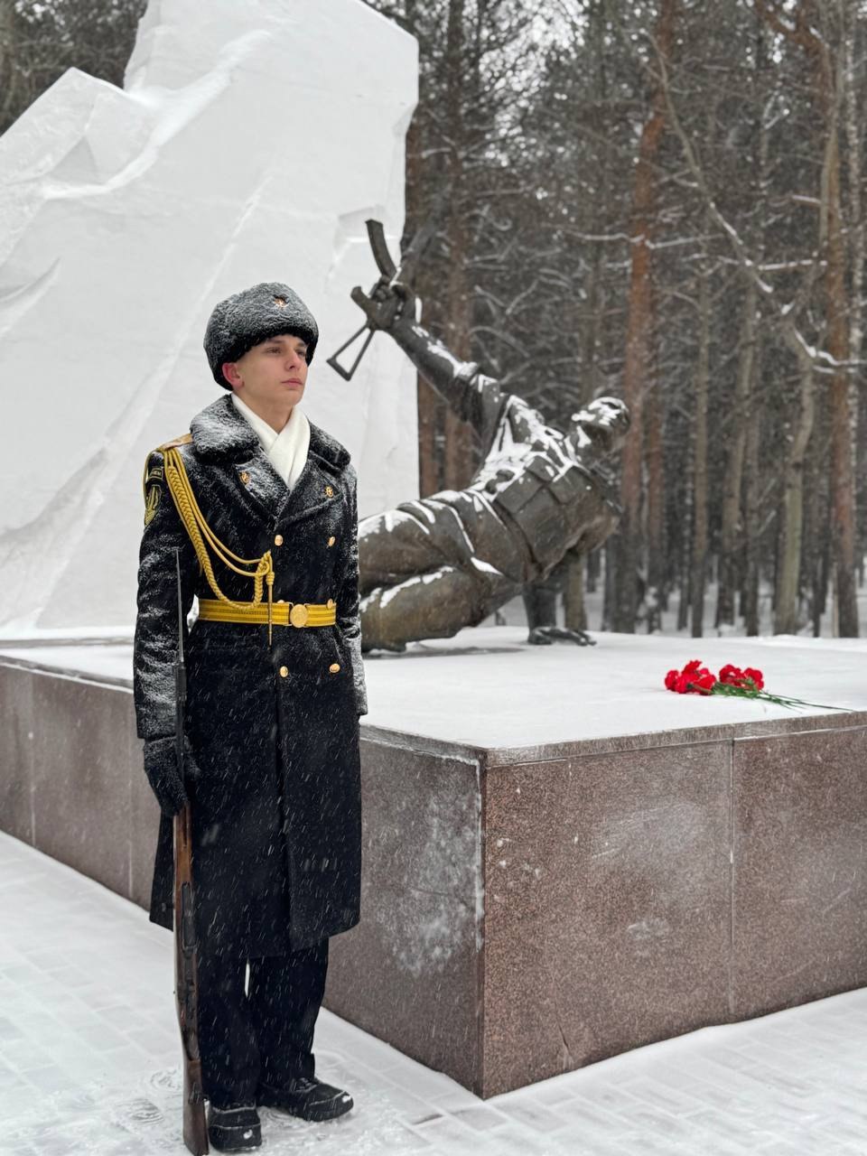 В Сургуте отдали дань памяти погибшим при исполнении воинского и служебного долга на Северном Кавказе В Сургуте отдали дань памяти погибшим при исполнении воинского и служебного долга на Северном Кавказе