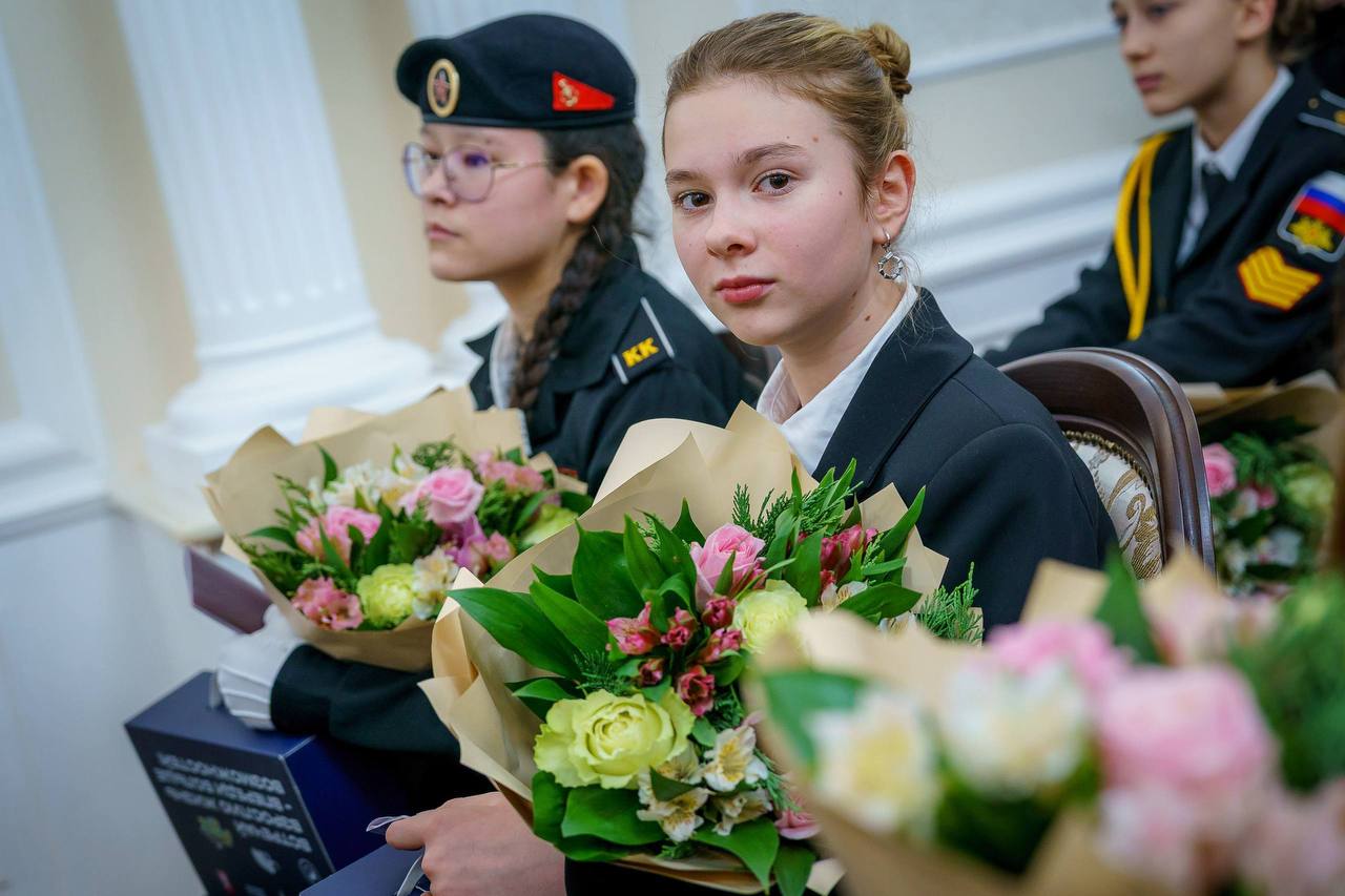 Губернатор ХМАО в преддверии Дня Конституции вручил паспорта школьникам Губернатор ХМАО в преддверии Дня Конституции вручил паспорта школьникам