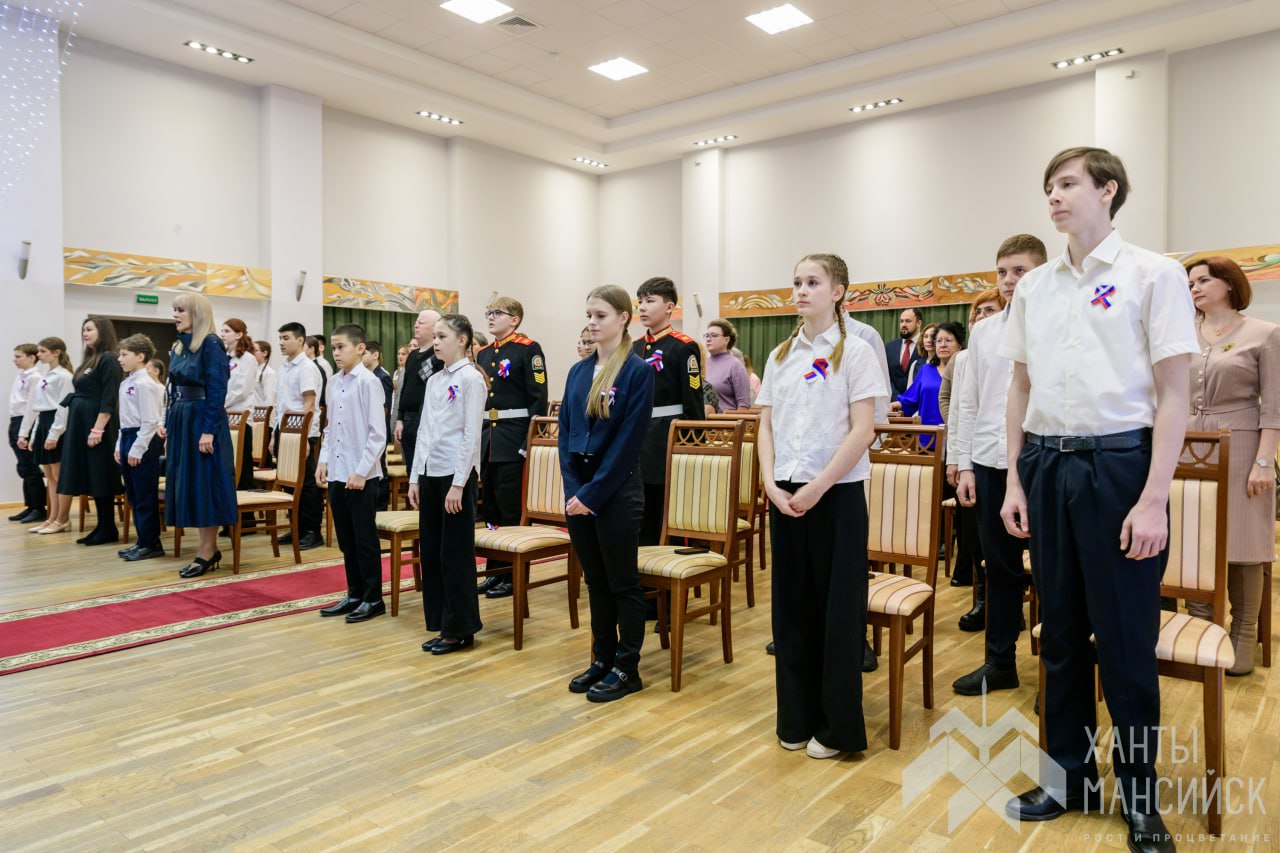 Будущее нашей страны. В окружной столице состоялась торжественная церемония вручения паспортов в рамках Всероссийской программы «Мы – граждане России» Будущее нашей страны. В окружной столице состоялась торжественная церемония вручения паспортов в рамках Всероссийской программы «Мы – граждане России»