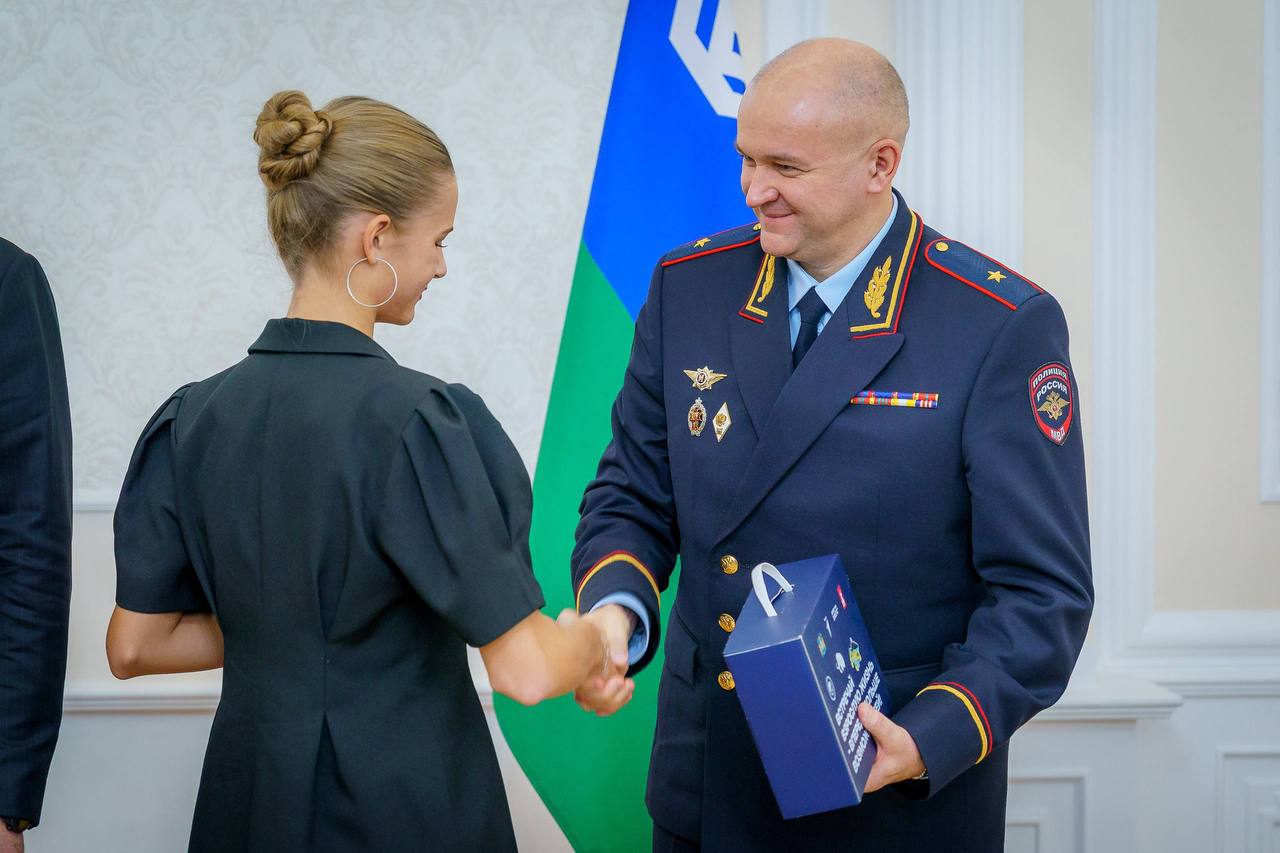 Губернатор ХМАО в преддверии Дня Конституции вручил паспорта школьникам Губернатор ХМАО в преддверии Дня Конституции вручил паспорта школьникам