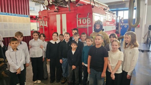 За кулисами героической профессии: как пожарные Югры знакомят школьников со своей работой
