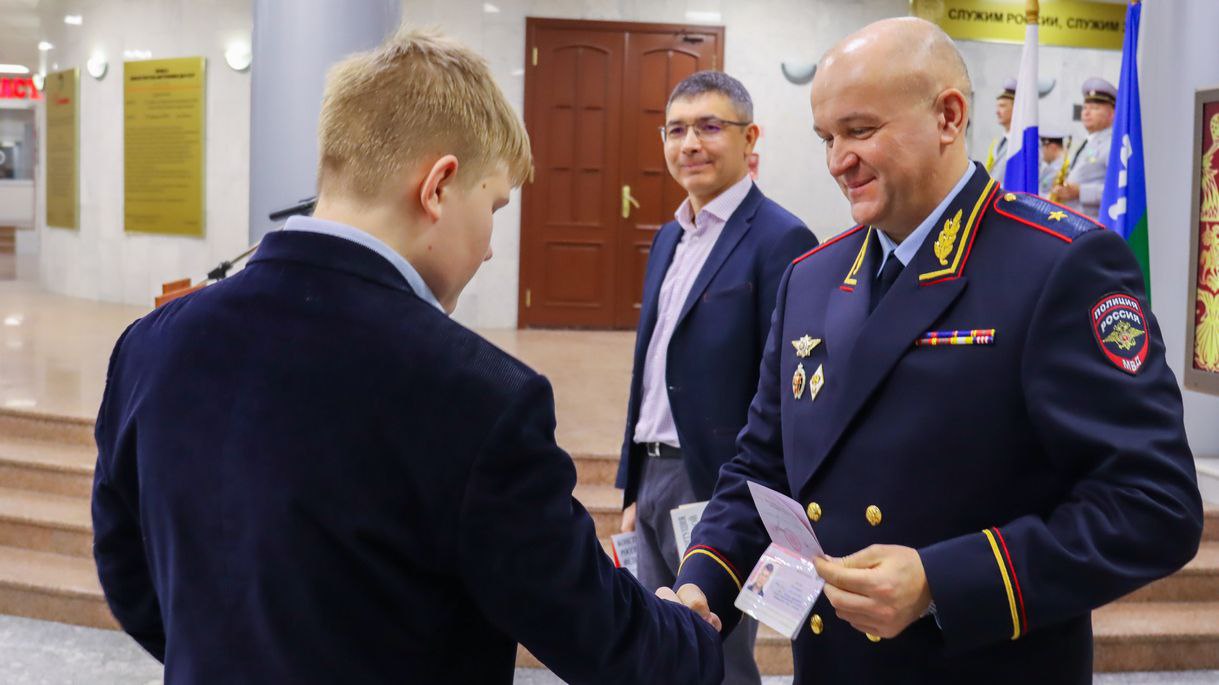 В Югре в рамках Всероссийской акции «Мы - граждане России» прошла торжественная церемония вручения первых паспортов юным жителям региона