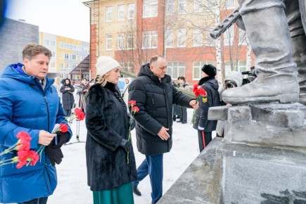 Максим Ряшин: В День Конституции Российской Федерации на территории 8 школы вместе с земляками торжественно открыли обновленный памятник Солдату Великой Отечественной войны 1941-1945