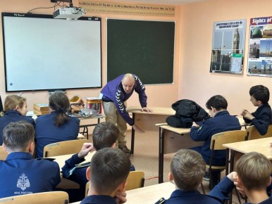 Огнеборцы Югры делятся опытом с кадетами профильного класса