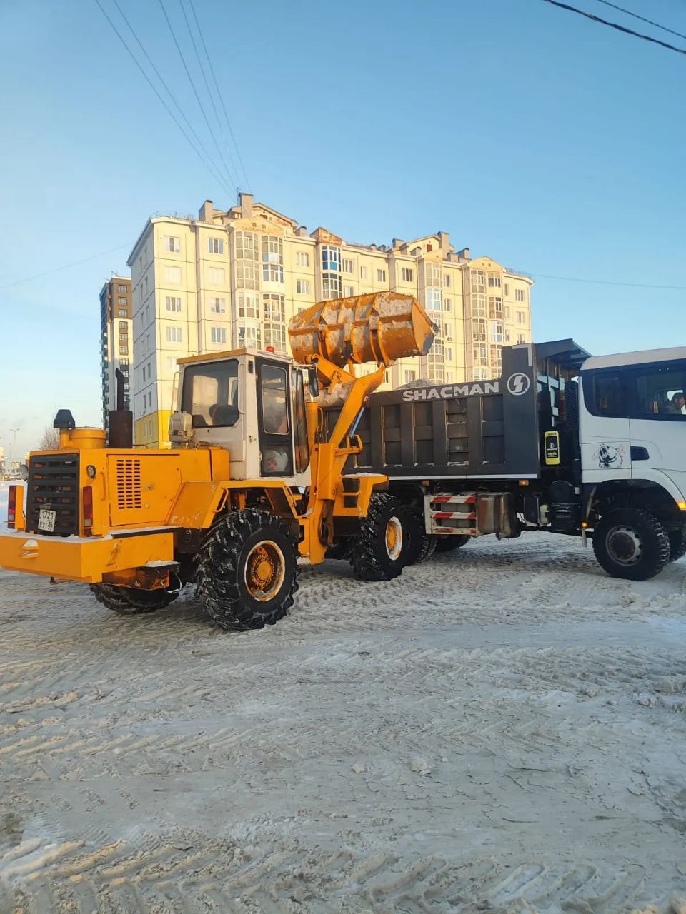 Сегодня, 15 декабря, коммунальные службы продолжают патрульную очистку проезжей части дорог и тротуаров, а также вывозят снег