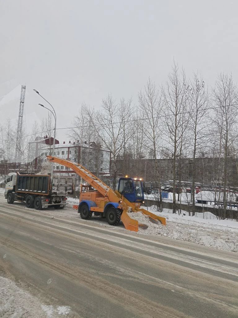 Сегодня, 15 декабря, коммунальные службы продолжают патрульную очистку проезжей части дорог и тротуаров, а также вывозят снег Сегодня, 15 декабря, коммунальные службы продолжают патрульную очистку проезжей части дорог и тротуаров, а также вывозят снег