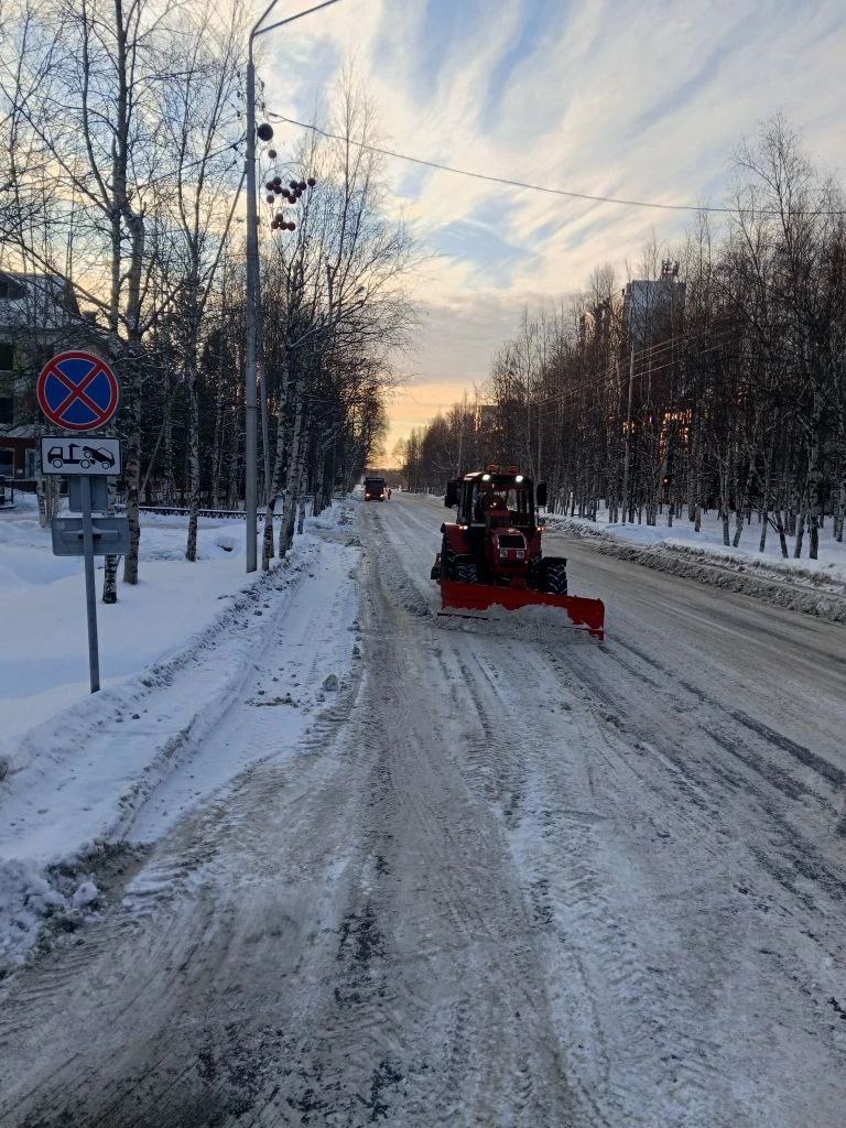 Сегодня, 15 декабря, коммунальные службы продолжают патрульную очистку проезжей части дорог и тротуаров, а также вывозят снег Сегодня, 15 декабря, коммунальные службы продолжают патрульную очистку проезжей части дорог и тротуаров, а также вывозят снег