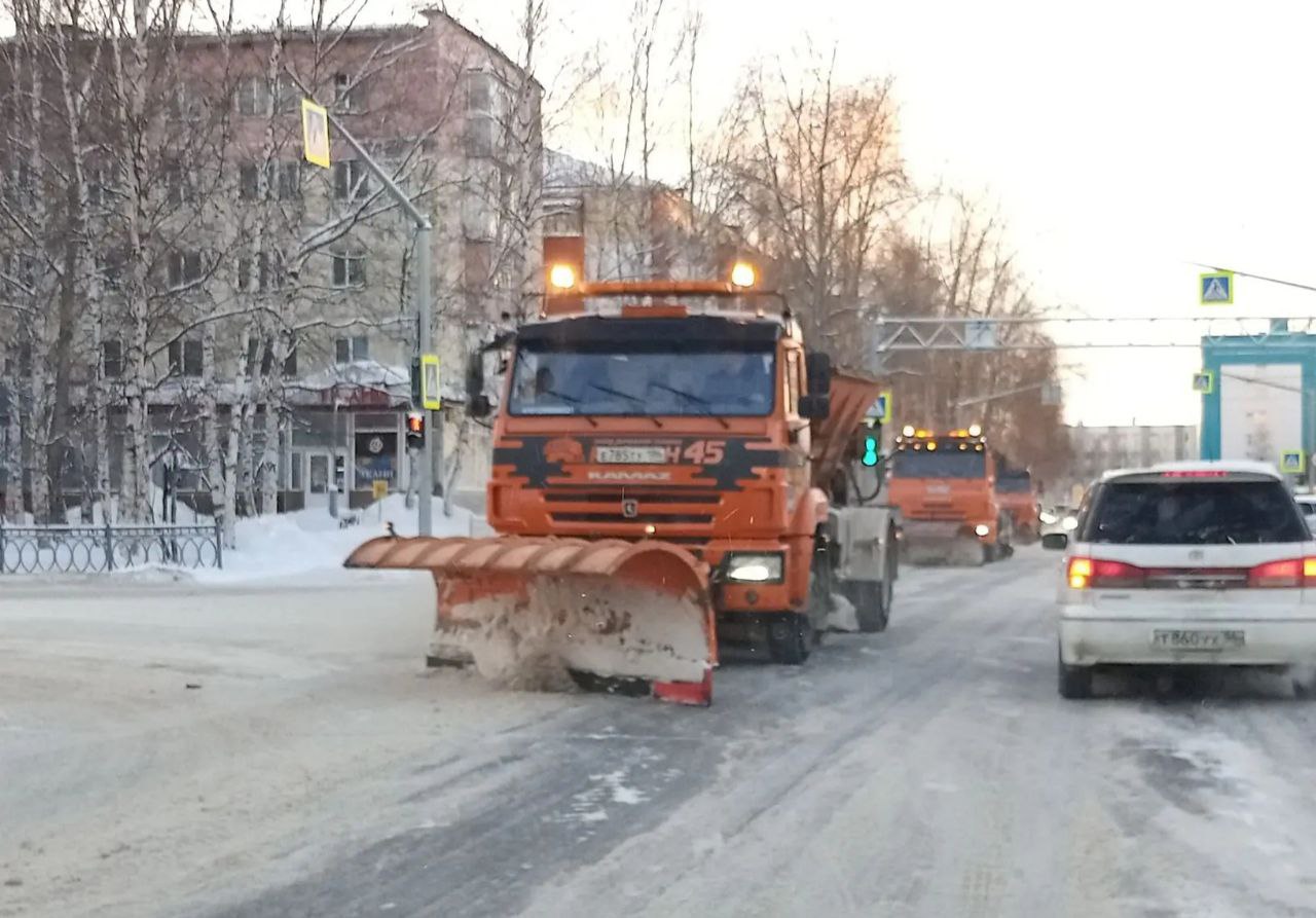 Сегодня, 15 декабря, коммунальные службы продолжают патрульную очистку проезжей части дорог и тротуаров, а также вывозят снег Сегодня, 15 декабря, коммунальные службы продолжают патрульную очистку проезжей части дорог и тротуаров, а также вывозят снег