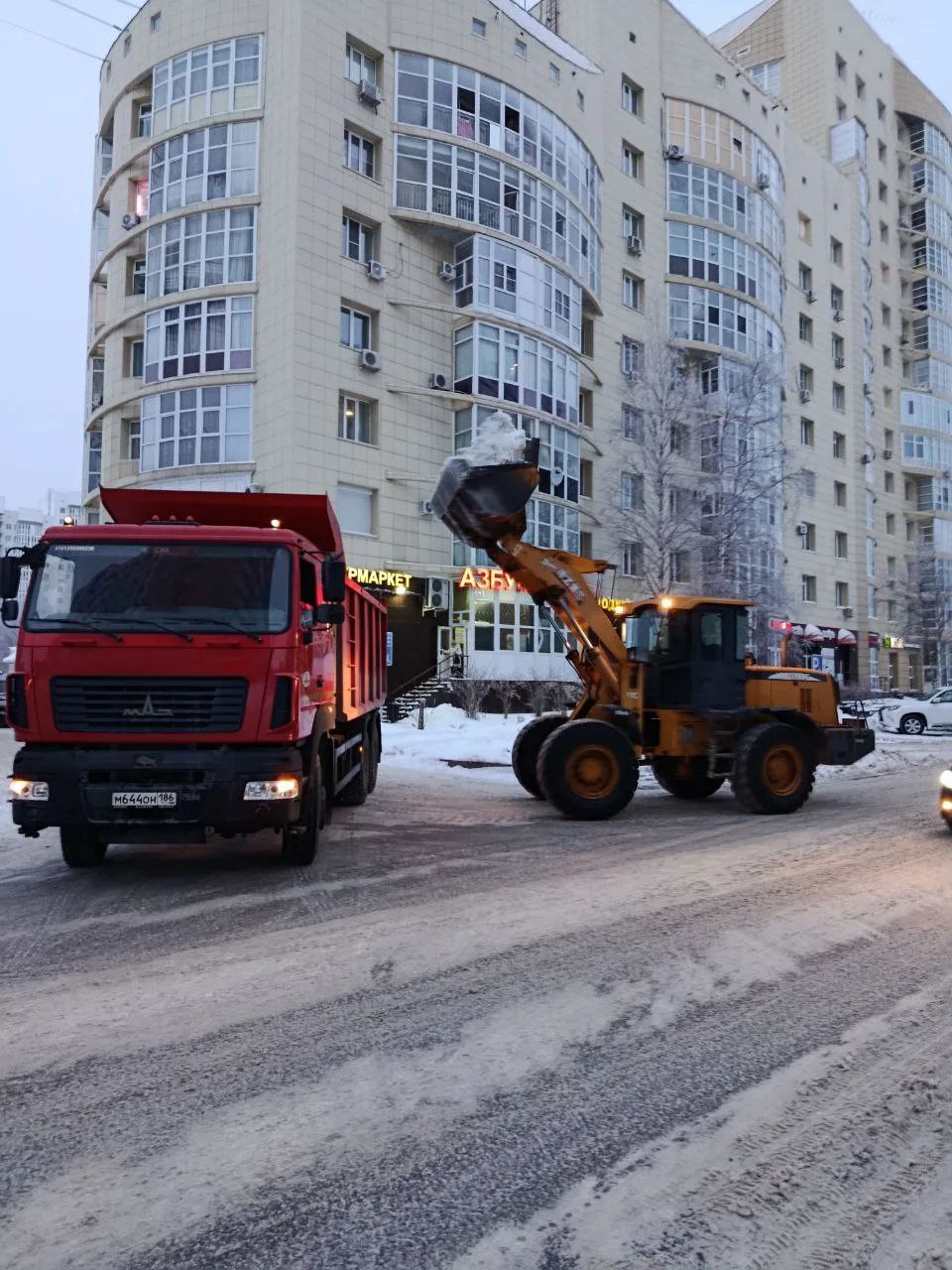 Сегодня, 15 декабря, коммунальные службы продолжают патрульную очистку проезжей части дорог и тротуаров, а также вывозят снег Сегодня, 15 декабря, коммунальные службы продолжают патрульную очистку проезжей части дорог и тротуаров, а также вывозят снег