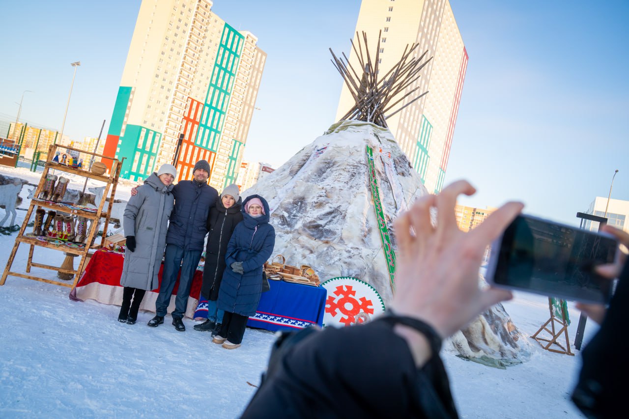 Гостей Национального центра «Россия» угощают ухой и знакомят с культурой Югры Гостей Национального центра «Россия» угощают ухой и знакомят с культурой Югры