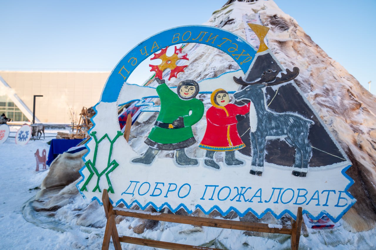 Гостей Национального центра «Россия» угощают ухой и знакомят с культурой Югры Гостей Национального центра «Россия» угощают ухой и знакомят с культурой Югры