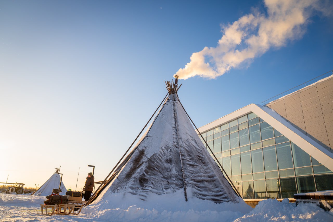 Гостей Национального центра «Россия» угощают ухой и знакомят с культурой Югры Гостей Национального центра «Россия» угощают ухой и знакомят с культурой Югры