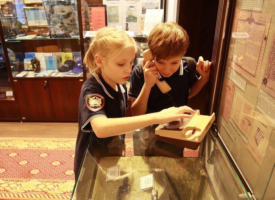 Музей полиции в Ханты-Мансийске посетили ученики профильного класса