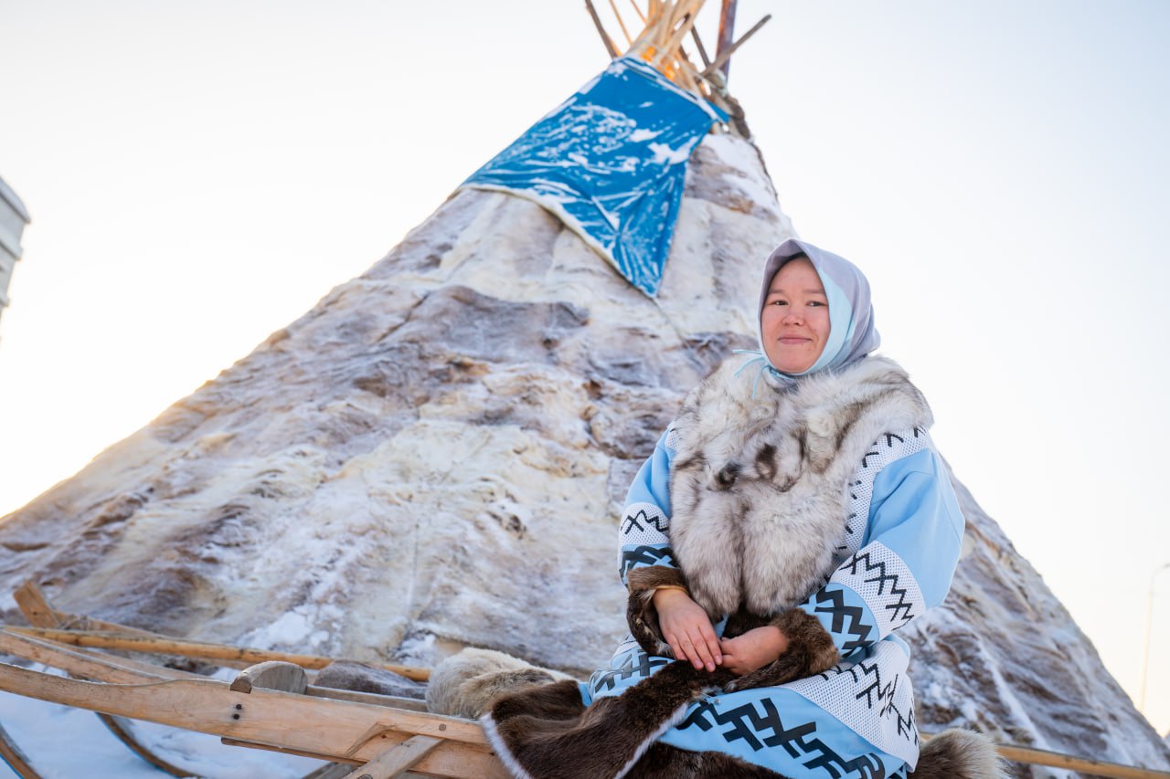 Гостей Национального центра «Россия» угощают ухой и знакомят с культурой Югры Гостей Национального центра «Россия» угощают ухой и знакомят с культурой Югры