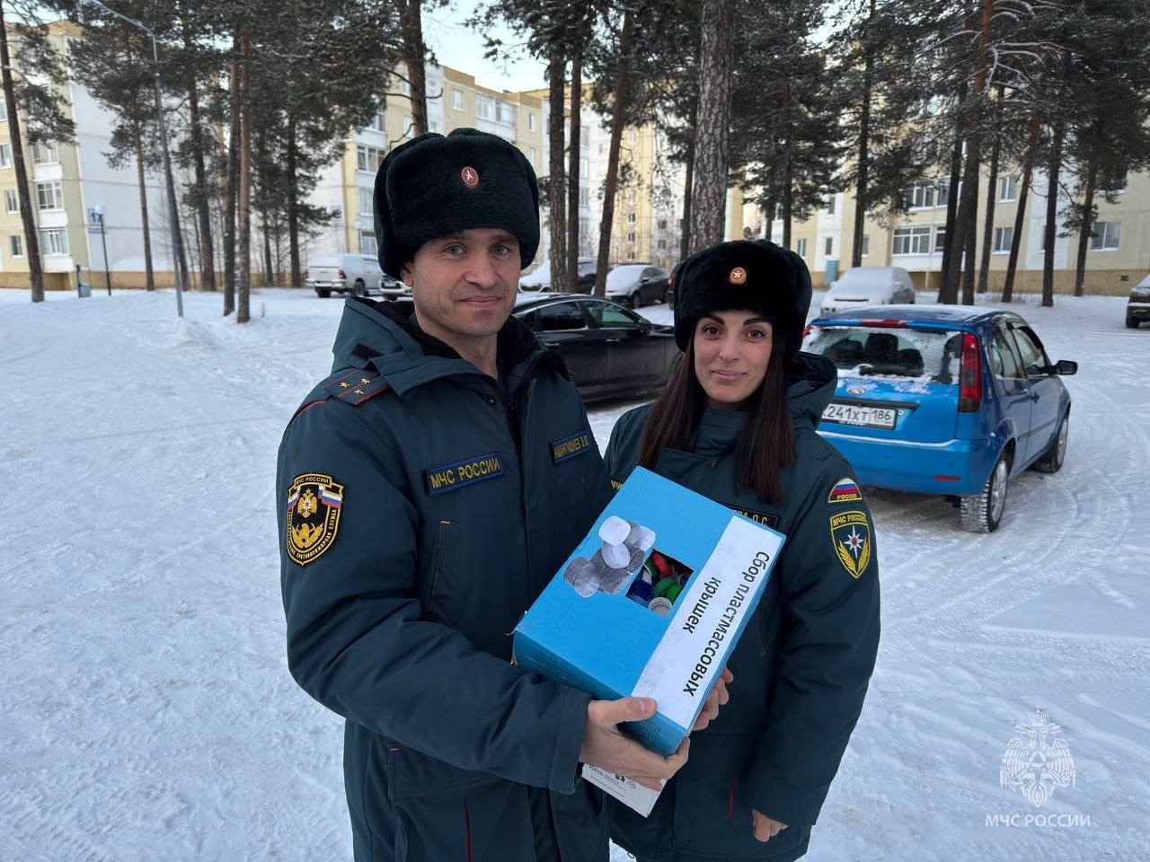 В рамках инициативы «35 добрых дел» огнеборцы Когалыма собрали и передали на переработку крышки и батарейки