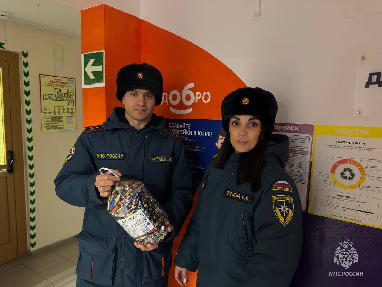 В рамках инициативы «35 добрых дел» огнеборцы Когалыма собрали и передали на переработку крышки и батарейки В рамках инициативы «35 добрых дел» огнеборцы Когалыма собрали и передали на переработку крышки и батарейки