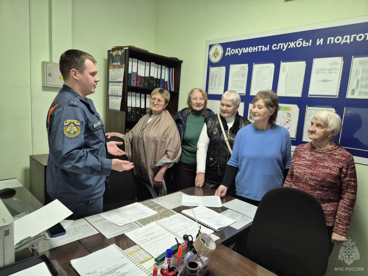 Знакомство с профессией: для представителей старшего поколения Урая организована экскурсия в подразделение МЧС Югры Знакомство с профессией: для представителей старшего поколения Урая организована экскурсия в подразделение МЧС Югры