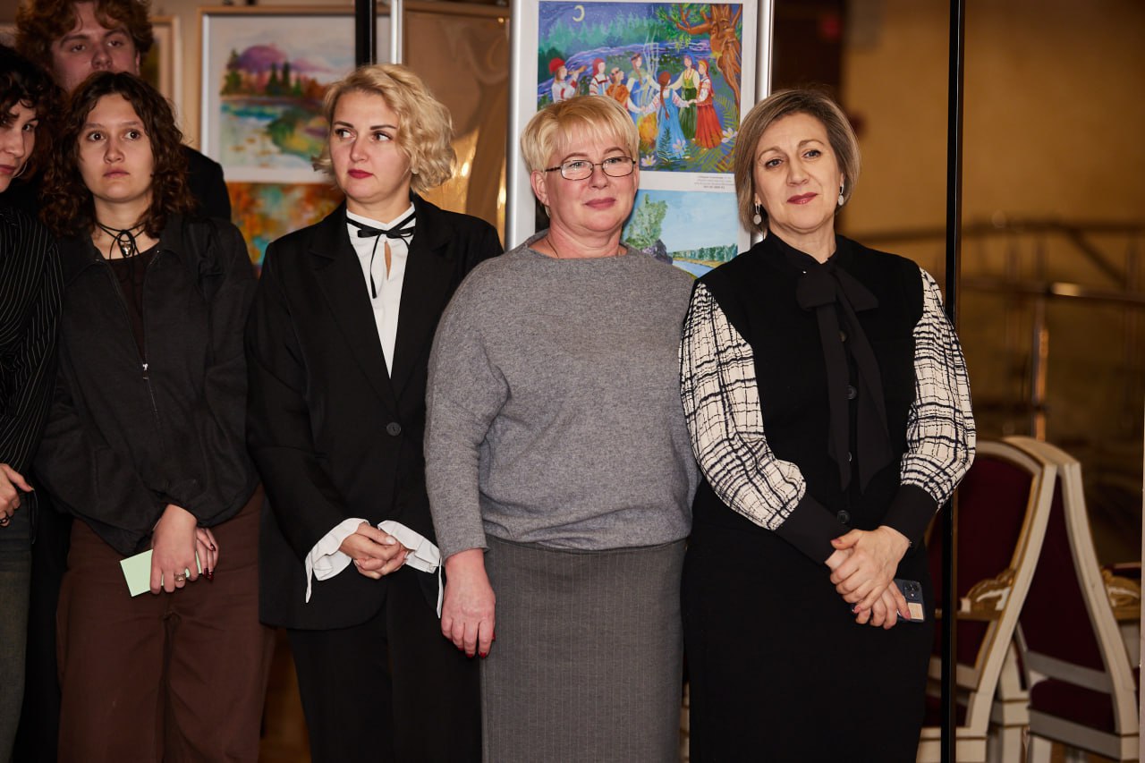 Выставка работ воспитанников Детской школы искусств №2 открылась в Сургутской филармонии Выставка работ воспитанников Детской школы искусств №2 открылась в Сургутской филармонии