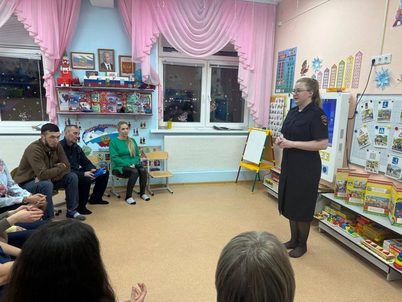 В рамках акции «По зимней дороге – без ДТП» сотрудники Госавтоинспекции Югры провели просветительские встречи со взрослым населением, чтобы напомнить о важности соблюдения правил дорожного движения в зимний период В рамках акции «По зимней дороге – без ДТП» сотрудники Госавтоинспекции Югры провели просветительские встречи со взрослым населением, чтобы напомнить о важности соблюдения правил дорожного движения в зимний период