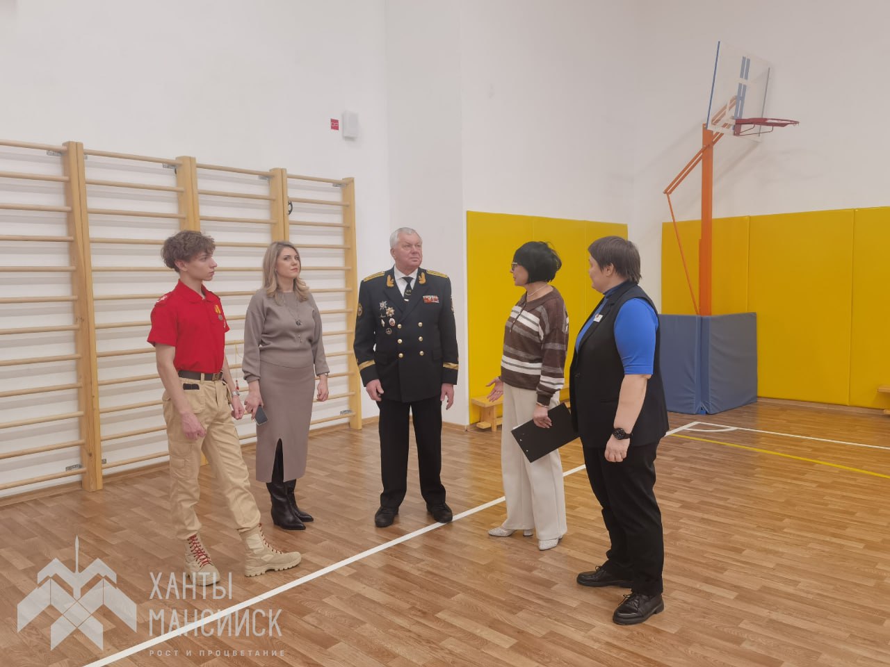 Встреча с героем: школьники Ханты-Мансийска пообщались с легендарным подводником Встреча с героем: школьники Ханты-Мансийска пообщались с легендарным подводником