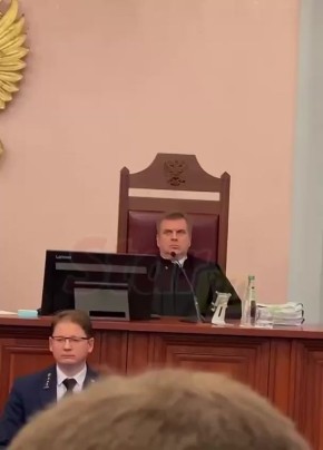 Судья из Югры завирусился в сети после заседания по делу Долиной