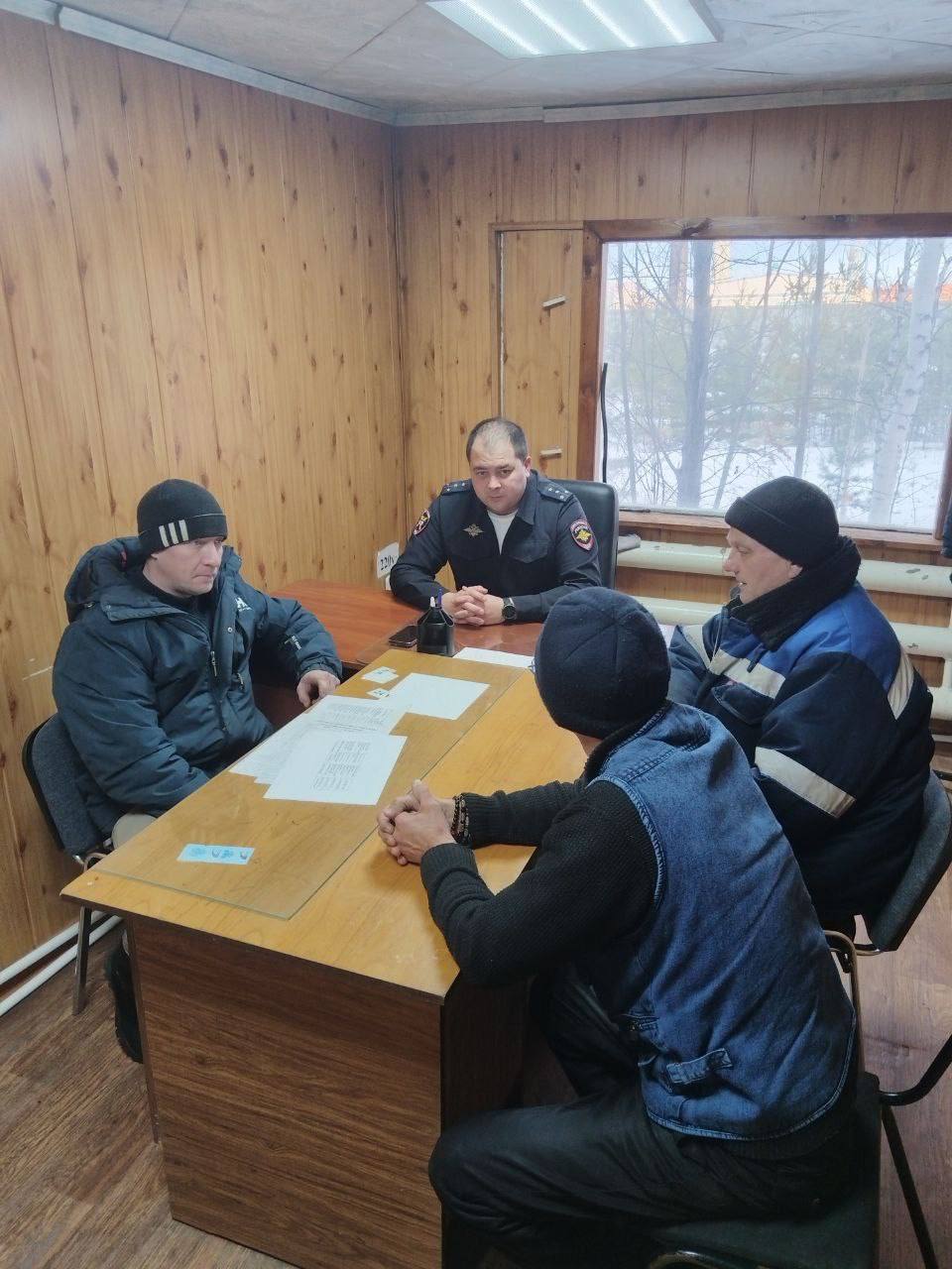 В рамках акции «По зимней дороге – без ДТП» сотрудники Госавтоинспекции Югры провели просветительские встречи со взрослым населением, чтобы напомнить о важности соблюдения правил дорожного движения в зимний период В рамках акции «По зимней дороге – без ДТП» сотрудники Госавтоинспекции Югры провели просветительские встречи со взрослым населением, чтобы напомнить о важности соблюдения правил дорожного движения в зимний период