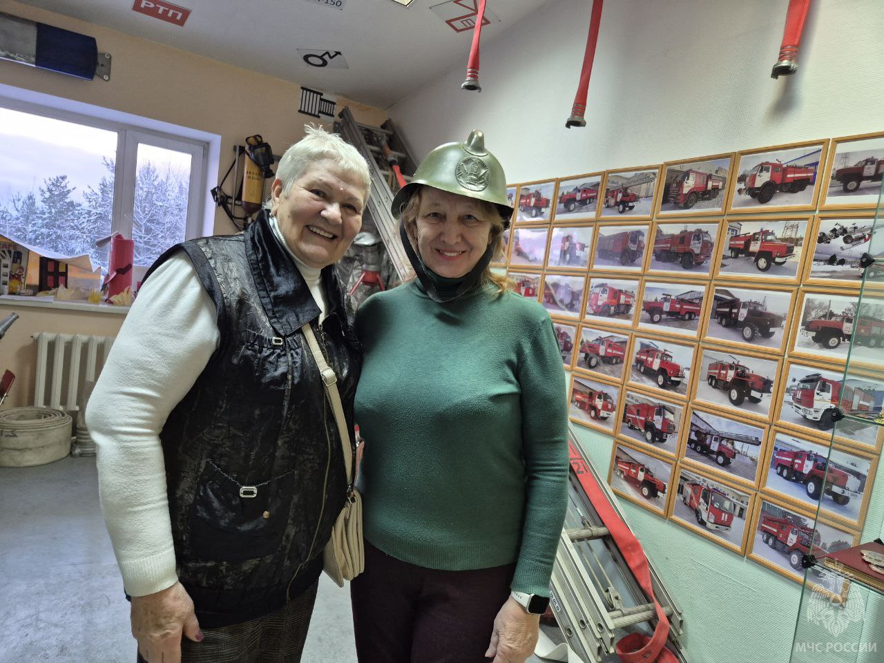 Знакомство с профессией: для представителей старшего поколения Урая организована экскурсия в подразделение МЧС Югры Знакомство с профессией: для представителей старшего поколения Урая организована экскурсия в подразделение МЧС Югры