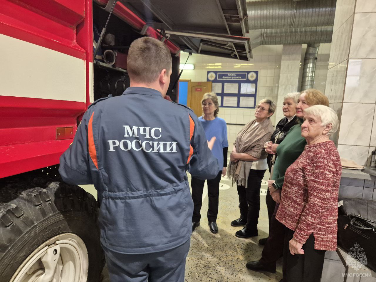 Знакомство с профессией: для представителей старшего поколения Урая организована экскурсия в подразделение МЧС Югры Знакомство с профессией: для представителей старшего поколения Урая организована экскурсия в подразделение МЧС Югры