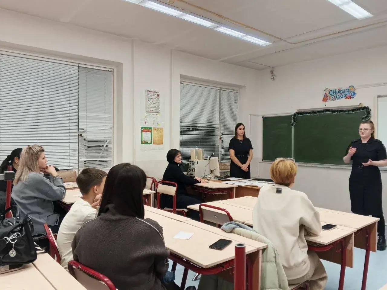 В рамках акции «По зимней дороге – без ДТП» сотрудники Госавтоинспекции Югры провели просветительские встречи со взрослым населением, чтобы напомнить о важности соблюдения правил дорожного движения в зимний период В рамках акции «По зимней дороге – без ДТП» сотрудники Госавтоинспекции Югры провели просветительские встречи со взрослым населением, чтобы напомнить о важности соблюдения правил дорожного движения в зимний период