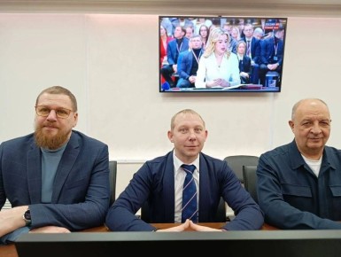 Вместе с коллегами-депутатами фракции партии «Единая Россия» смотрим прямую линию с Владимиром Путиным