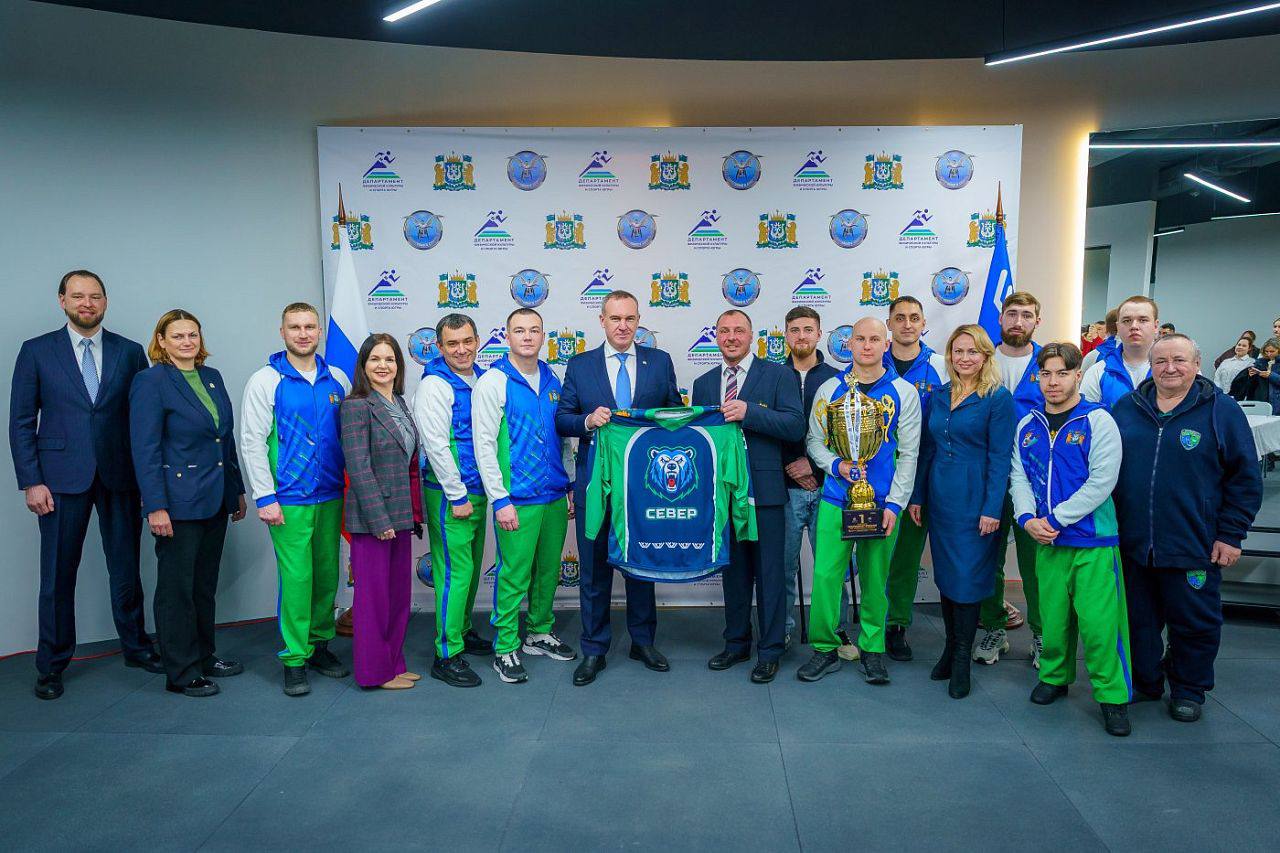 Вопросы поддержки адаптивного спорта обсудил губернатор Югры Руслан Кухарук с членами окружной следж-хоккейной команды «Север», сформированной из участников специальной военной операции