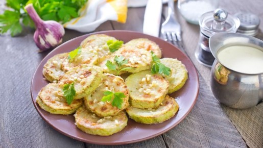 Сочное блюдо из кабачков приготовите на раз-два: потребуются всего 2 ингредиента