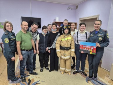 Важность раннего оповещения: на занятии в соцучреждении Урая рассказали о пользе пожарных извещателей