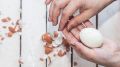 Яйца почистятся за пару секунд: два ингредиента сэкономят массу времени