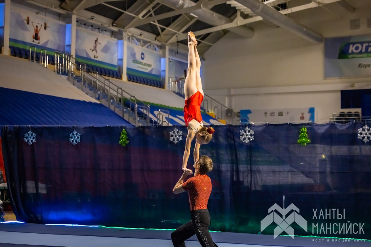 В Ханты-Мансийске состоялось открытое первенство по спортивной акробатике, собравшее более 130 участников из окружной столицы, Нефтеюганска и Югорска