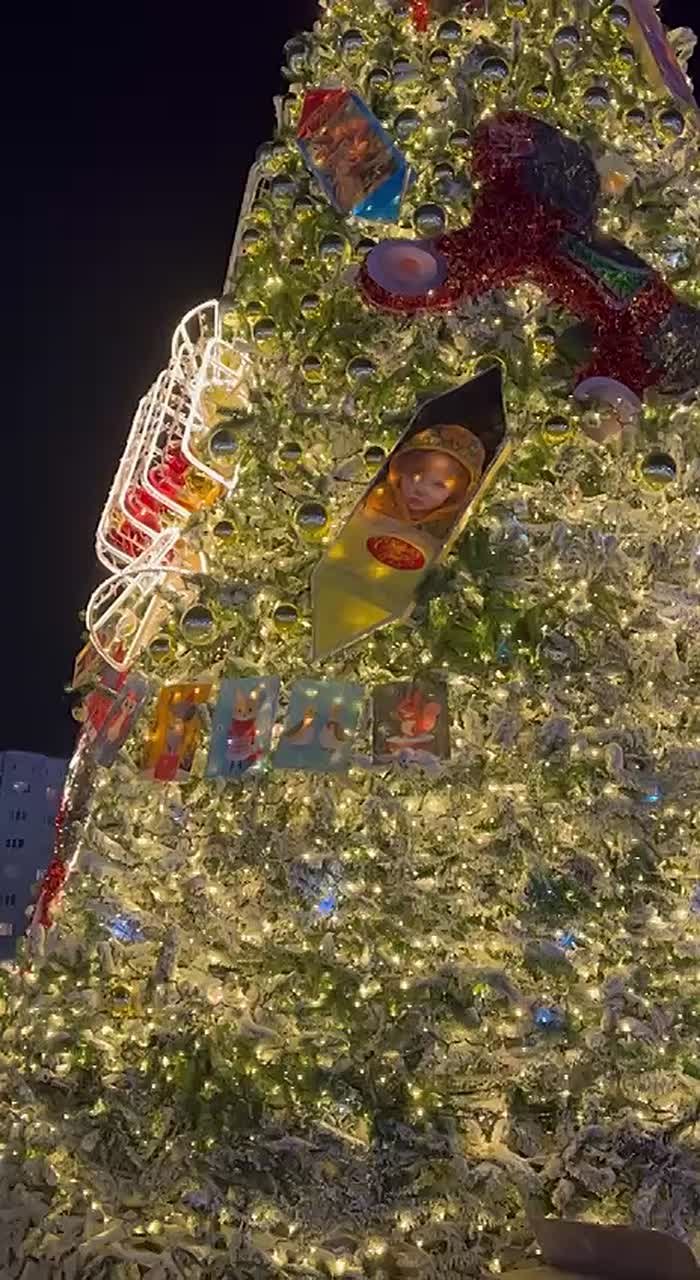 Ёлка на площади Советов зажглась яркими огнями