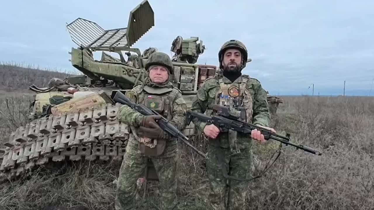 А мы открываем череду новогодних поздравлений