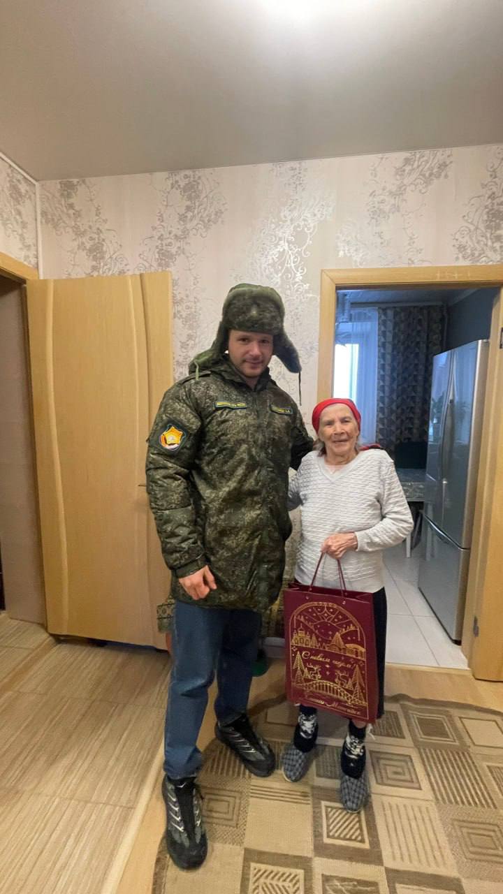 Десантники Ханты-Мансийска поздравили с наступающим праздником ветеранов, блокадников и тружеников тыла