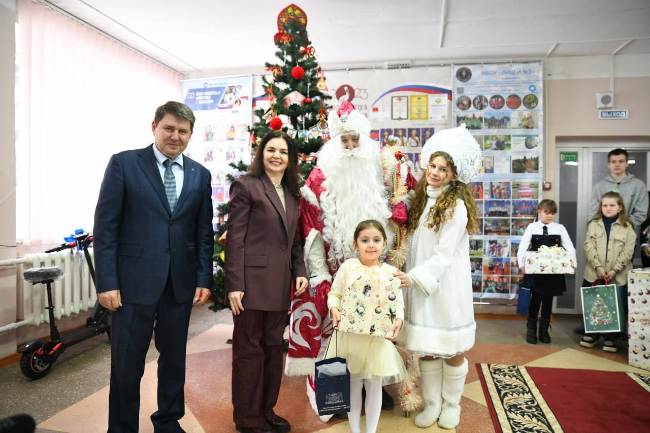 Юным макеевчанам передали подарки от губернатора Югры Юным макеевчанам передали подарки от губернатора Югры