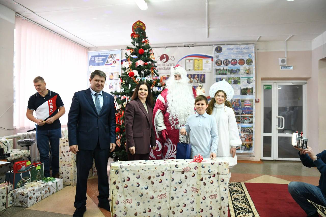 Юным макеевчанам передали подарки от губернатора Югры Юным макеевчанам передали подарки от губернатора Югры